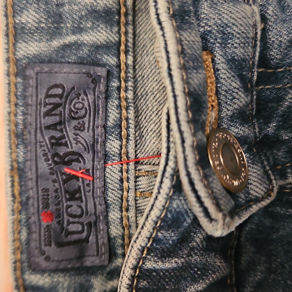 LIKE NEW "LUCKY BRAND" Woven 1990s Patch Detailed Jeans! 8/29 - Picture 6 of 10